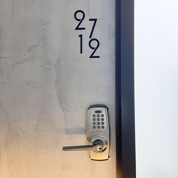 採電子密碼鎖，從內部關上將自動反鎖