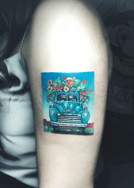 "Một cô gái với tâm hồn tràn ngập niềm vui. một chuyến đi để trở về nhà, trên một chiếc xe chở đầy hoa"