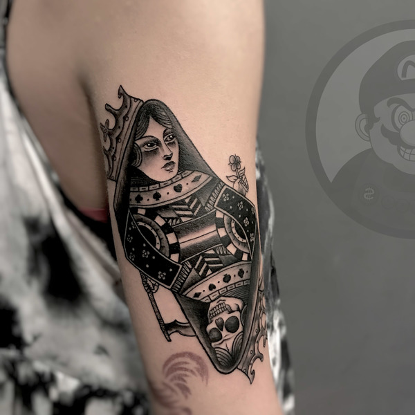 "Đằng sau câu chuyện về bộ bài tây chúng ta vẫn hay sử dụng, đây là lá Q-Queen.. hình xăm này khiến người xem liên tưởng tới vẻ đẹp, tình yêu và cái chết"