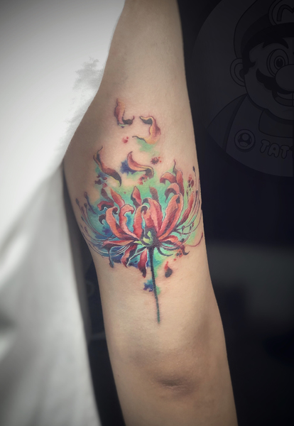 "Khoảnh khắc đẹp nhất của một bông hoa bỉ ngạn trước khi tan vào hư vô. Đây là hình xăm thay cho lời tiễn chào những mảnh ghép của quá khứ, một kí ức khó có thể lãng quên.."