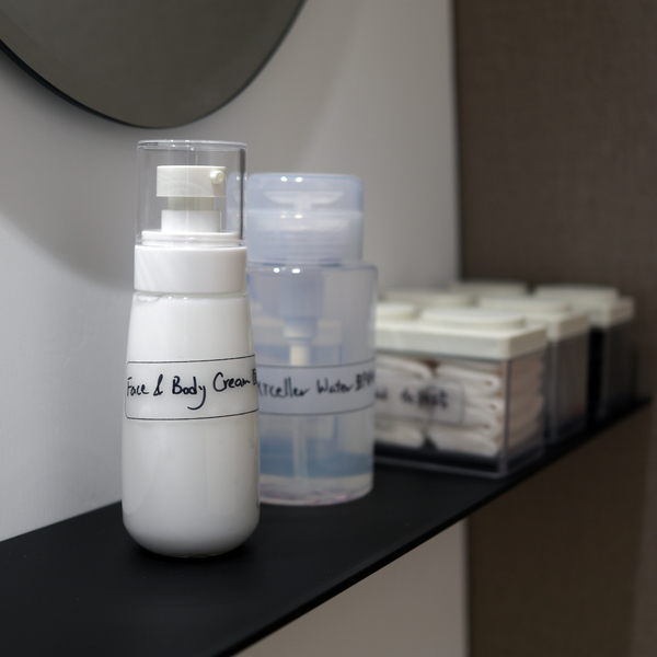 Khemist baby Face & Body Creme
✔️free from sulphates, parabens, SLS, DEA, silicones, artificial fragrance, colours, petrochemicals by-products and all kinds of synthetic emulsifiers and surfactants