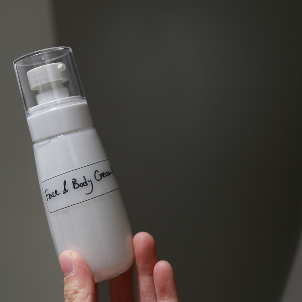 Khemist Baby Face & Body Creme
✔️free from sulphates, parabens, SLS, DEA, silicones, artificial fragrance, colours, petrochemicals by-products and all kinds of synthetic emulsifiers and surfactants