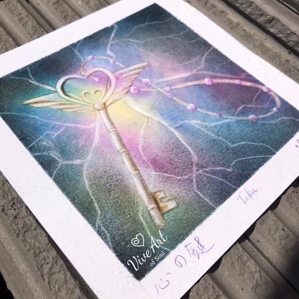 【心の鑰匙 】
鑰匙是解，也是隔。
解鎖丶上鎖自有時，
急不來，也難強求。
一切順緣。